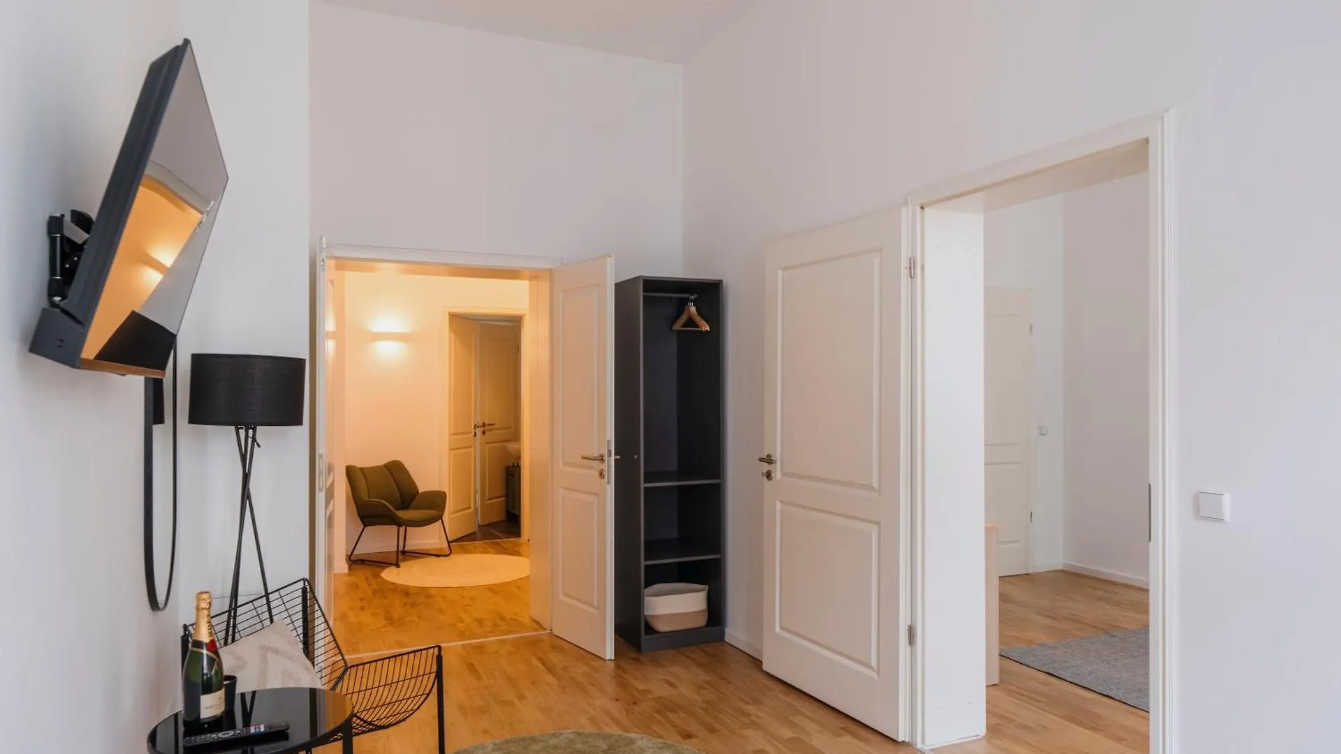 Homely Berlin - Chic Flat, City View, Subway, Cafe, River 0*,
