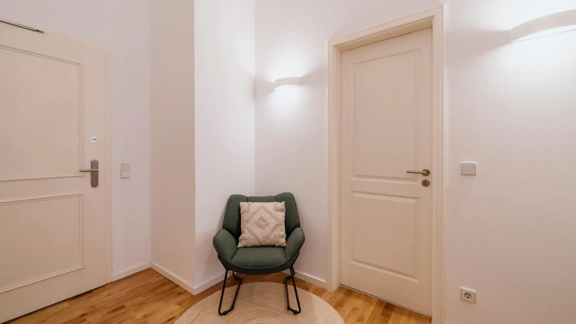 Homely Berlin - Chic Flat, City View, Subway, Cafe, River 0*,  ألمانيا